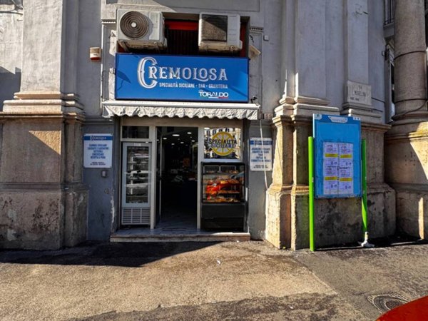 negozio in vendita a Napoli in zona Chiaia