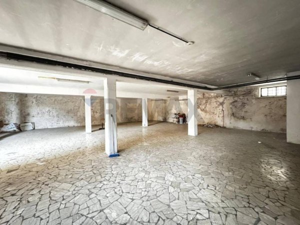 locale commerciale in vendita a Napoli in zona Capodichino