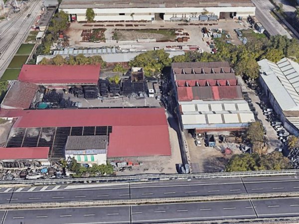 locale commerciale in vendita a Napoli in zona Zona Industriale-Ferrovia