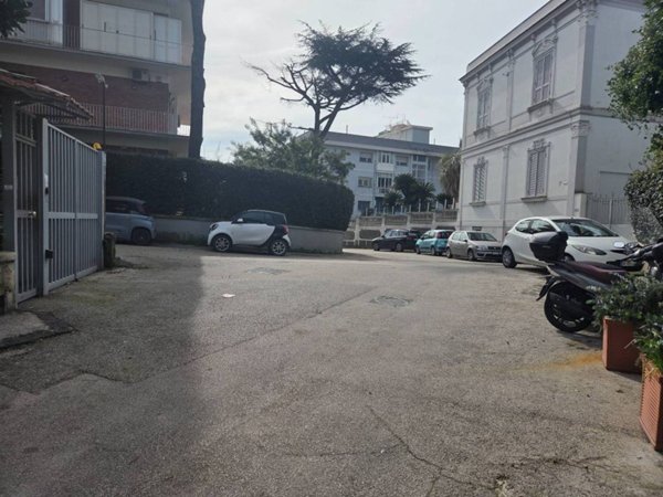 locale commerciale in vendita a Napoli in zona Posillipo
