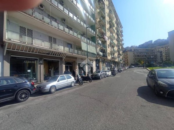 negozio in vendita a Napoli in zona Fuorigrotta