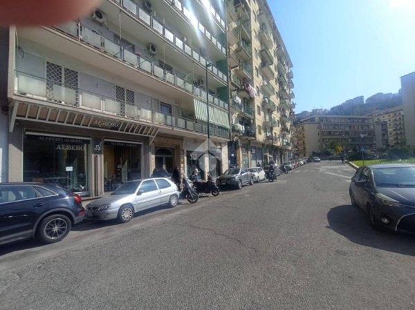 negozio in vendita a Napoli in zona Fuorigrotta