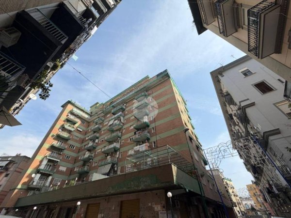 appartamento in vendita a Napoli in zona San Carlo all'Arena