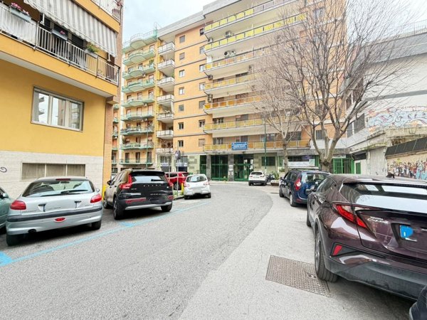 locale di sgombero in vendita a Napoli in zona Arenella