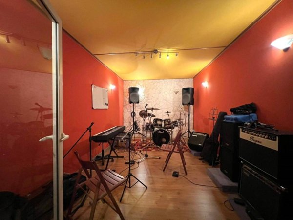 locale commerciale in vendita a Napoli in zona Arenella