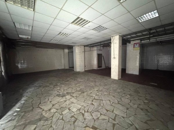 negozio in vendita a Napoli in zona San Carlo all'Arena