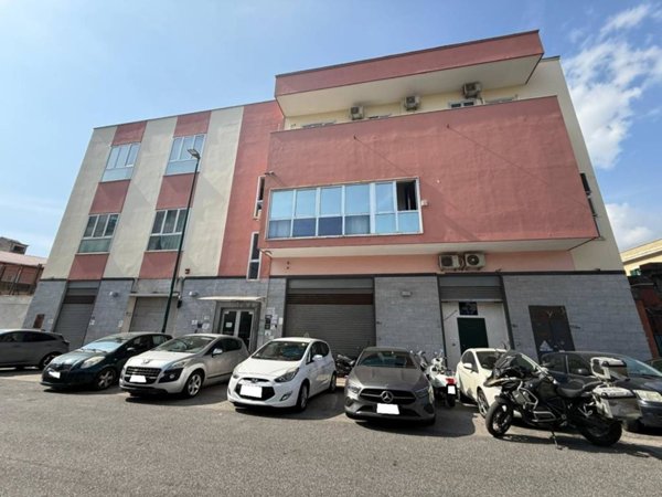 locale commerciale in vendita a Napoli in zona San Giovanni a Teduccio