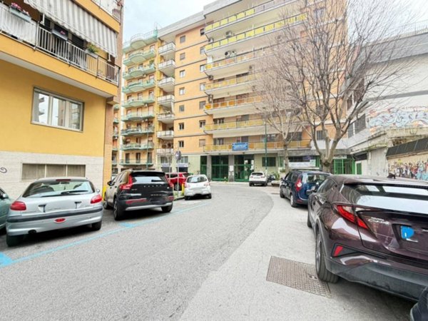 locale di sgombero in vendita a Napoli in zona Arenella