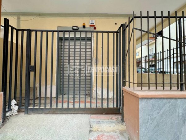 negozio in vendita a Napoli in zona Bagnoli