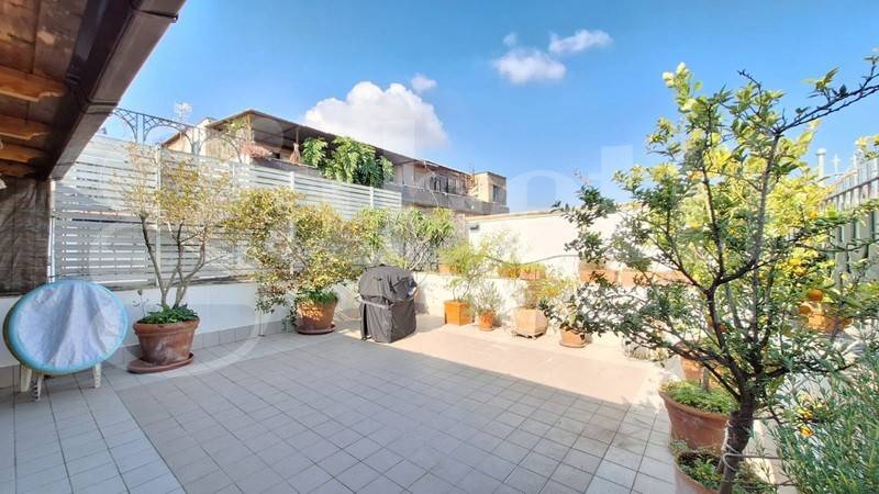 appartamento in vendita a Napoli in zona San Carlo all'Arena