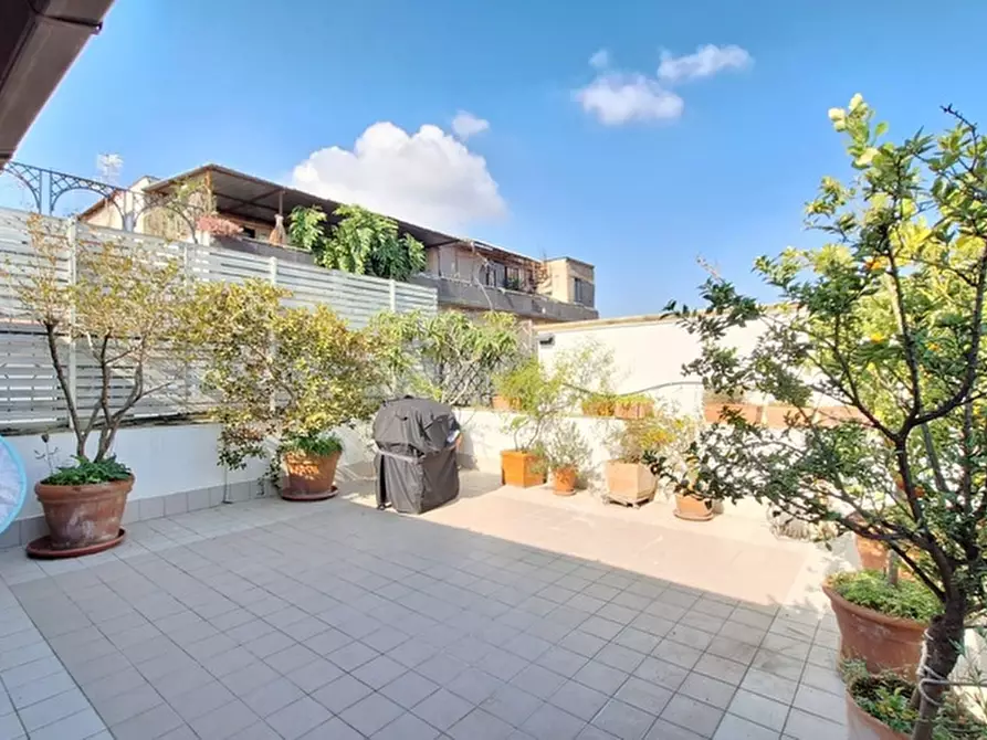 appartamento in vendita a Napoli in zona San Carlo all'Arena