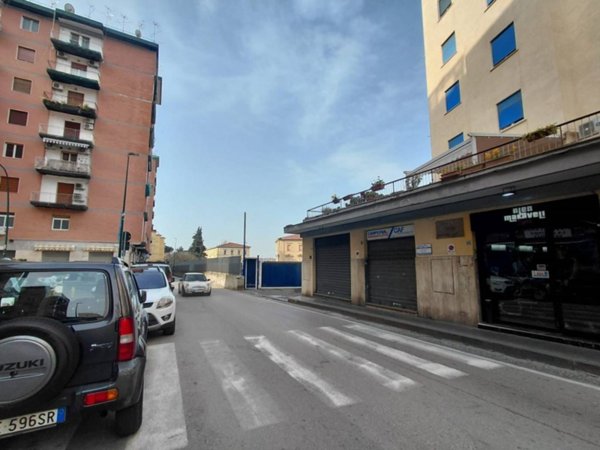 negozio in vendita a Napoli in zona Fuorigrotta