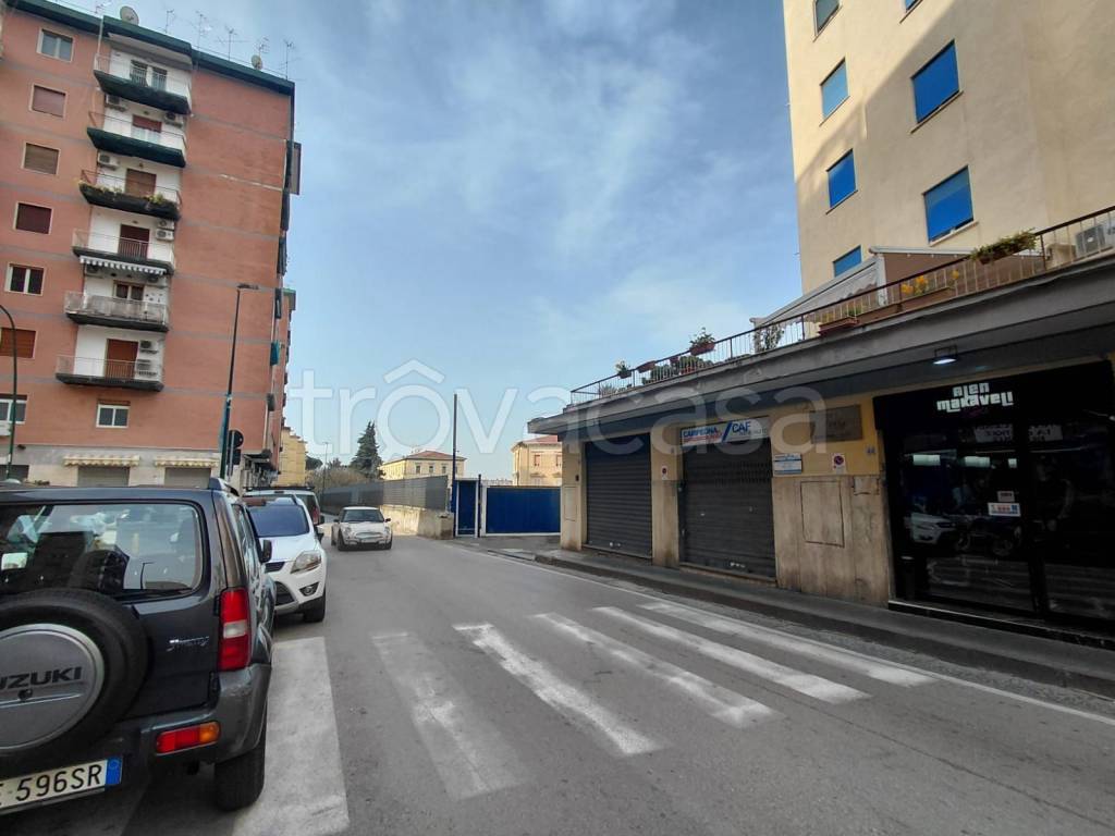 negozio in vendita a Napoli in zona Fuorigrotta