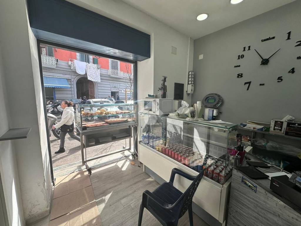 negozio in vendita a Napoli in zona Secondigliano