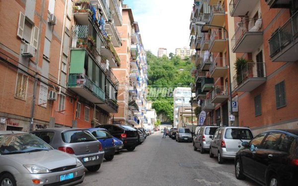 negozio in vendita a Napoli in zona Fuorigrotta