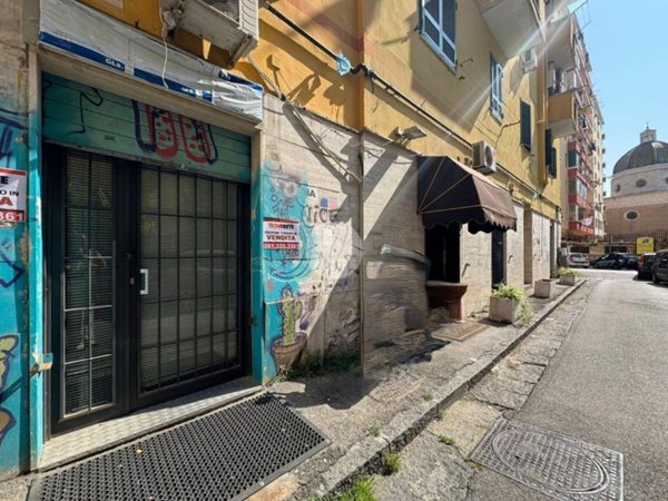 negozio in vendita a Napoli in zona Fuorigrotta