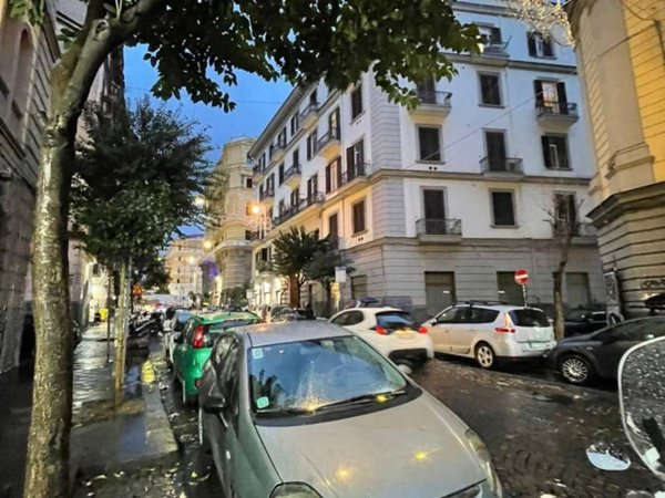 locale commerciale in vendita a Napoli