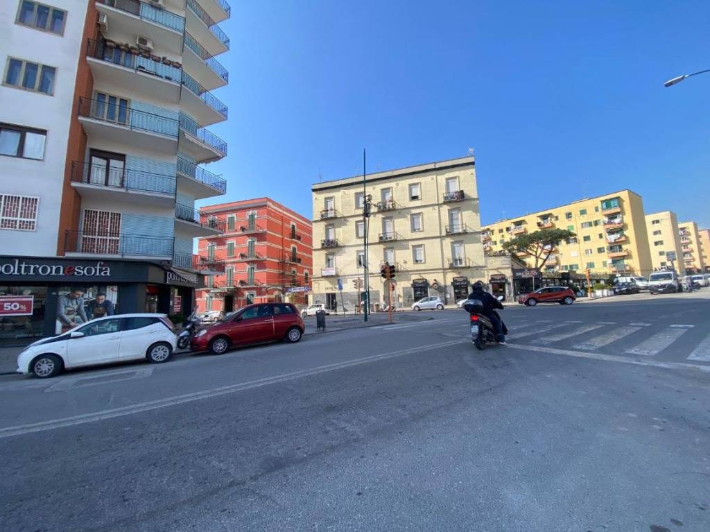 negozio in vendita a Napoli in zona Fuorigrotta