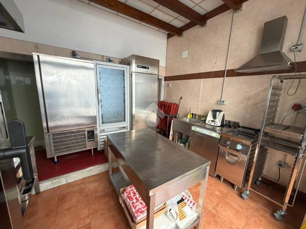 negozio in vendita a Napoli in zona Chiaia