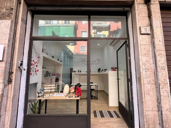 negozio in vendita a Napoli in zona Secondigliano