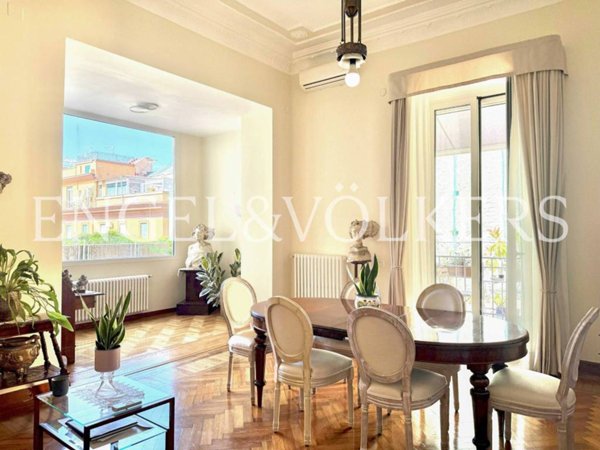 appartamento in vendita a Napoli in zona Chiaia