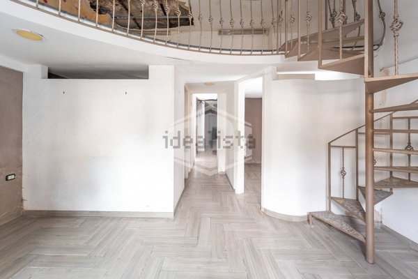 locale commerciale in vendita a Napoli in zona San Lorenzo