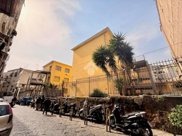 locale di sgombero in vendita a Napoli in zona Stella
