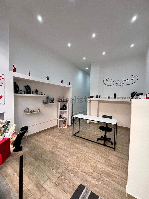 locale commerciale in vendita a Napoli in zona Secondigliano