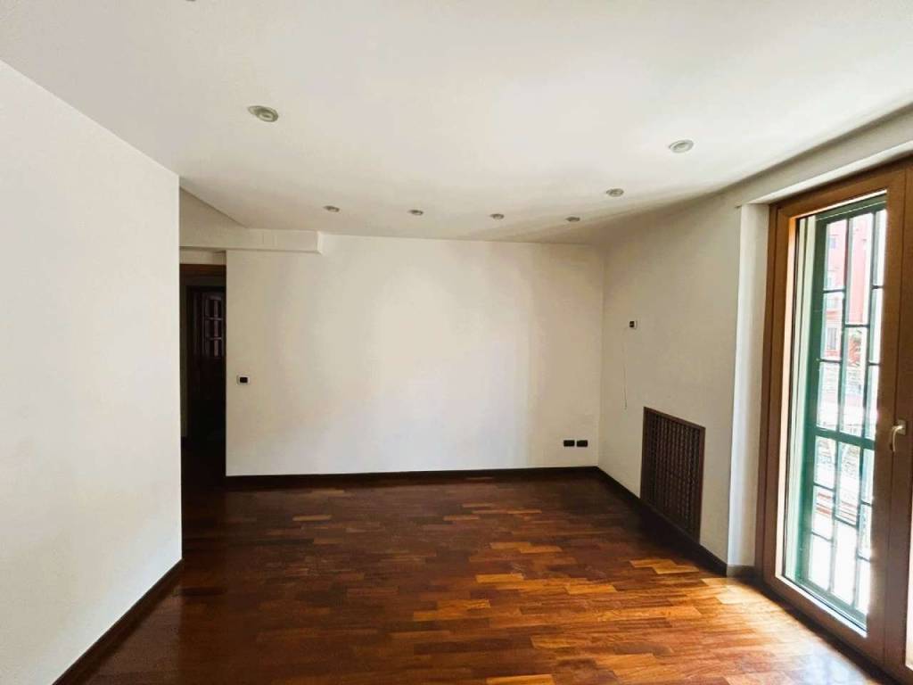 appartamento in vendita a Napoli in zona Chiaia
