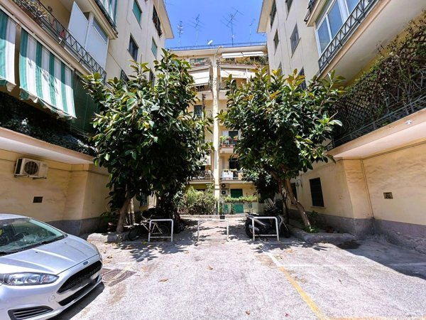 appartamento in vendita a Napoli in zona Chiaia
