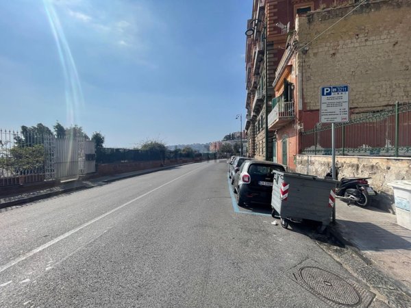 locale commerciale in vendita a Napoli in zona Chiaia