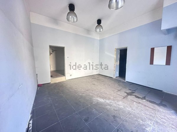 locale commerciale in vendita a Napoli in zona Secondigliano