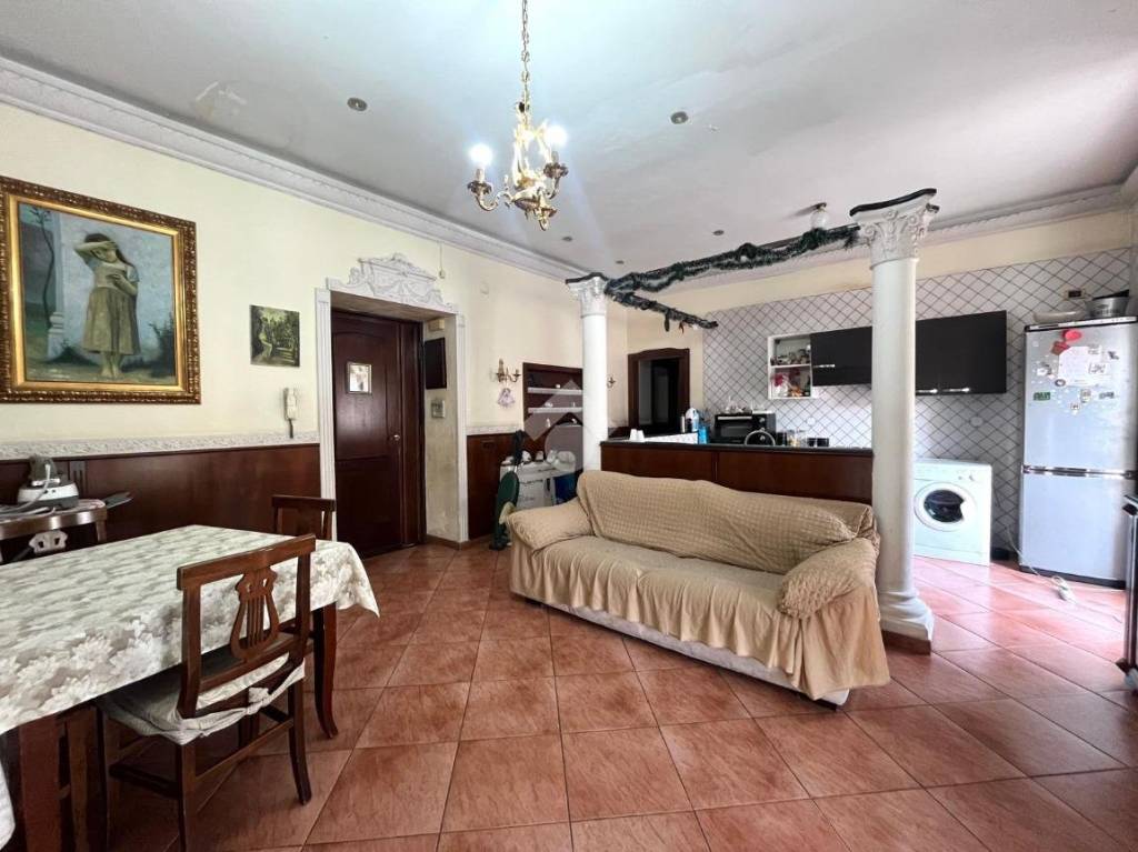 appartamento in vendita a Napoli in zona San Carlo all'Arena