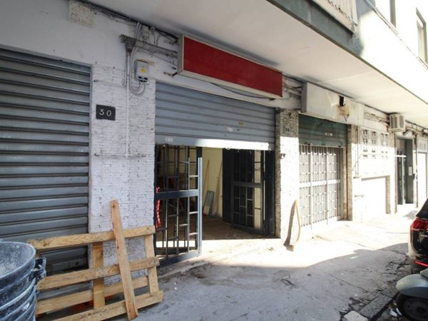negozio in vendita a Napoli in zona San Carlo all'Arena
