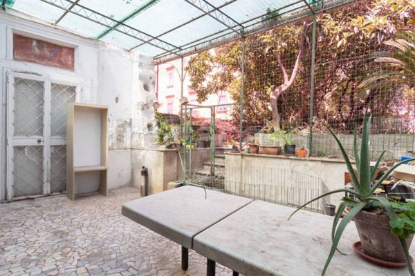 appartamento in vendita a Napoli in zona San Carlo all'Arena