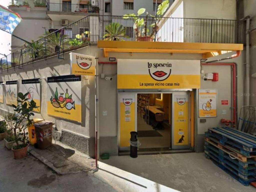negozio in vendita a Napoli in zona Fuorigrotta