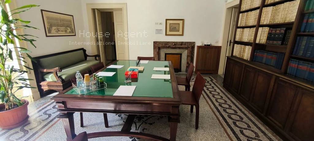 ufficio in vendita a Napoli in zona Chiaia