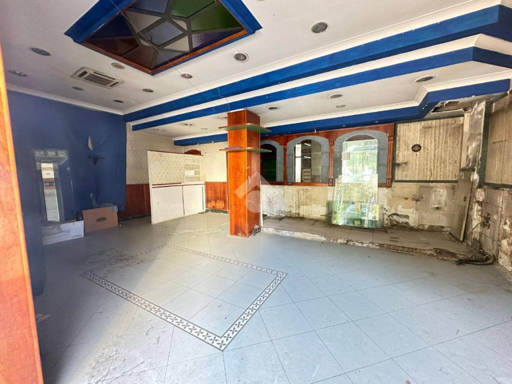 negozio in vendita a Napoli in zona Secondigliano