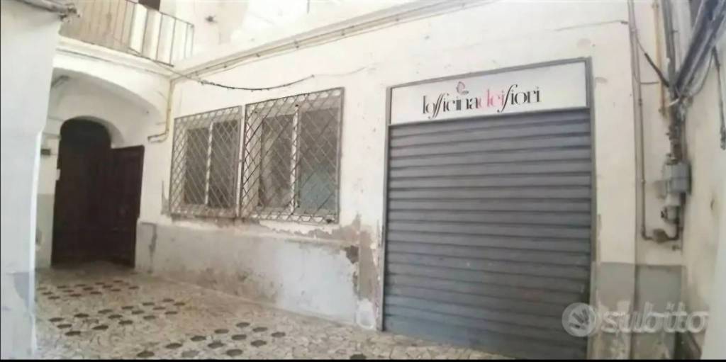 locale commerciale in vendita a Napoli in zona Montecalvario