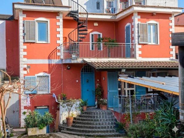 casa indipendente in vendita a Napoli in zona Pianura