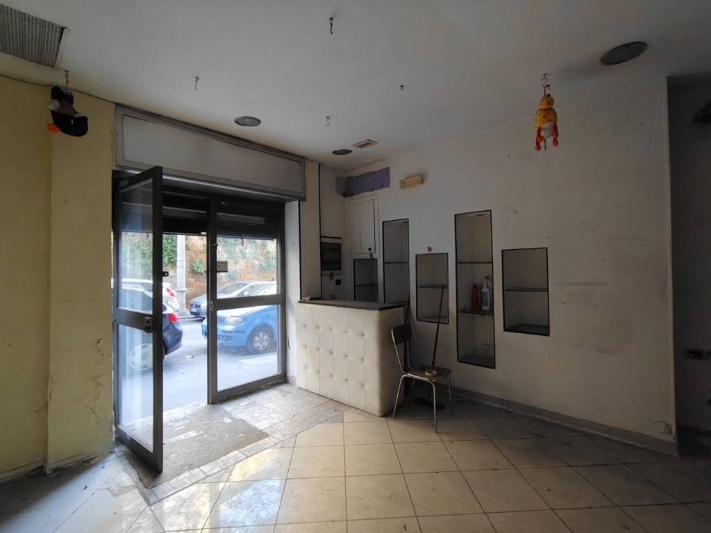 negozio in vendita a Napoli in zona Arenella