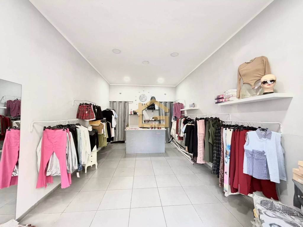 negozio in vendita a Napoli in zona Miano