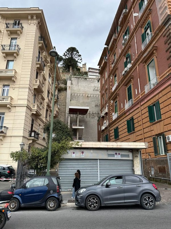 appartamento in vendita a Napoli in zona Chiaia