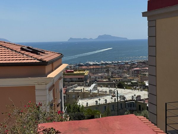 appartamento in vendita a Napoli in zona Chiaia