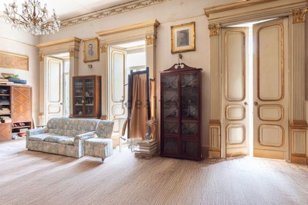 appartamento in vendita a Napoli in zona San Carlo all'Arena