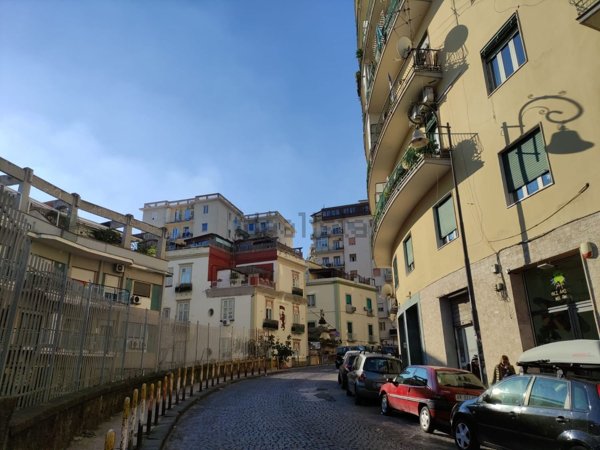locale commerciale in vendita a Napoli in zona Arenella