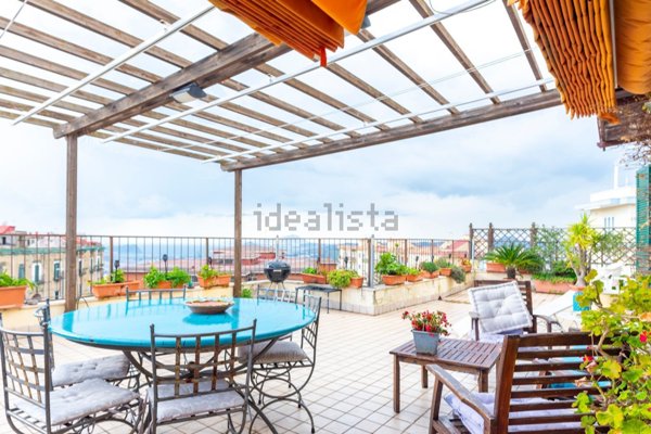 appartamento in vendita a Napoli in zona Chiaia