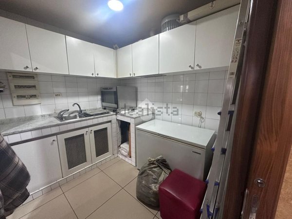 locale commerciale in vendita a Napoli in zona Secondigliano