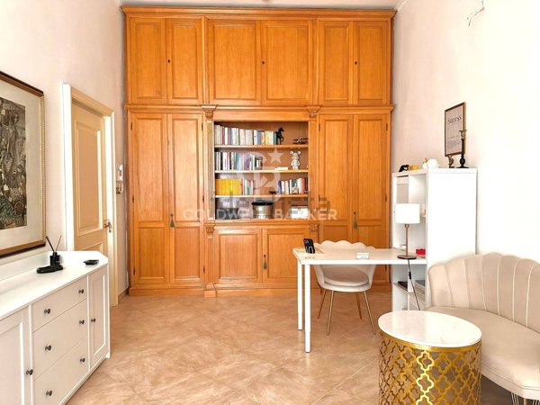 appartamento in vendita a Napoli in zona Chiaia