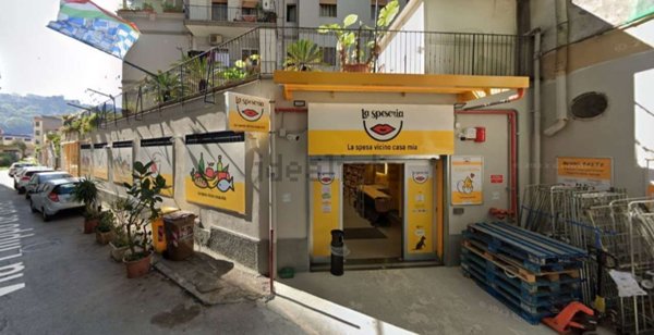 locale commerciale in vendita a Napoli in zona Fuorigrotta